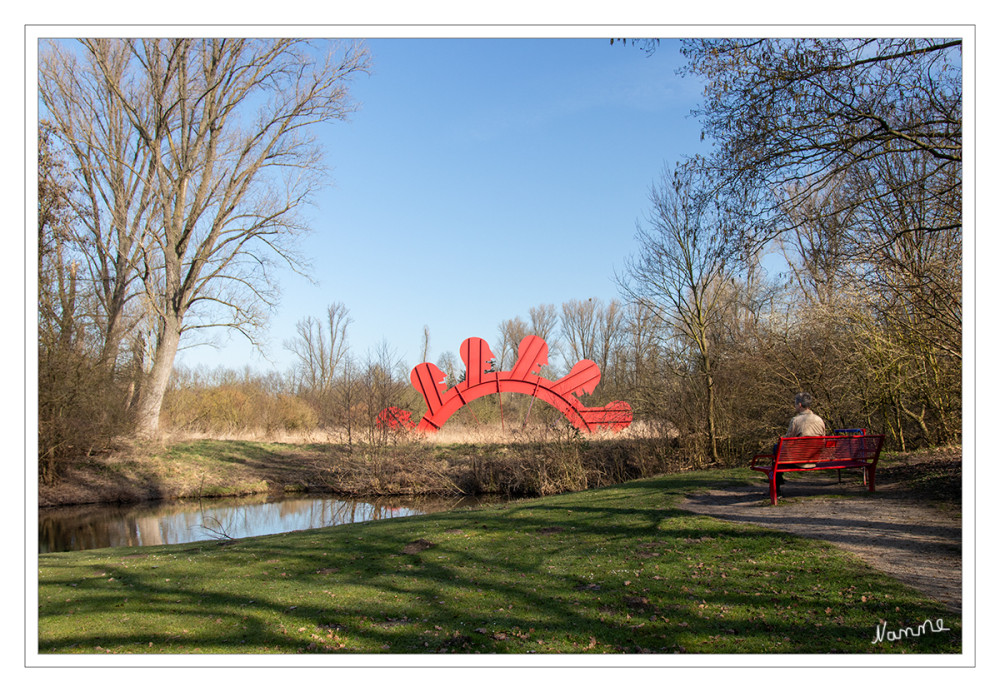 Schaufelrad im Grevenbroicher Stadtpark
 Die Plastik „Schaufelrad“ wurde zum zentralen Symbol der Grevenbroicher Landesgartenschau, die eine Million Besucher verzeichnen konnte. Das über fünf Meter hohe Kunstwerk wurde auf Initiative des Verkehrsvereins 2019 mit Spenden- und Fördermitteln aufwändig restauriert. lt. komoot
Schlüsselwörter: 2025