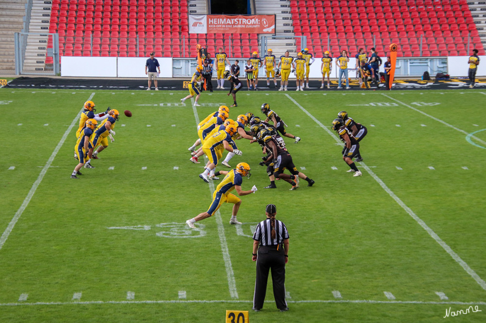 American Football
(englisch für „Amerikanischer Fußball“), oder auch kurz Football, ist eine aus den Vereinigten Staaten stammende Ballsportart und die populärste Variante einer Reihe von als Gridiron Football bezeichneten Sportarten. Punkte können erzielt werden, wenn der Football mittels eines Lauf- oder eines Passspielzugs (Run bzw. Pass) über die gegnerische Goalline getragen oder in der Endzone gefangen wird.lt. Wikipedia
Schlüsselwörter: 2025