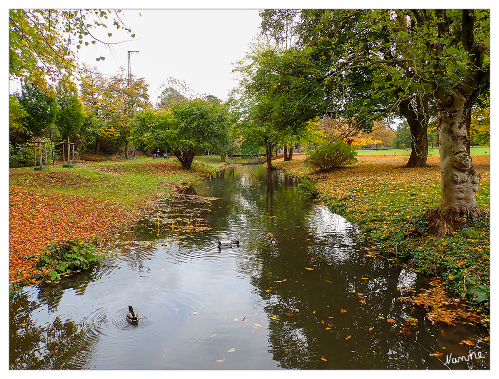 Parkidylle
Bereits 1895/96 wurde hier auf elf Hektar die Illusion einer idealtypischen Landschaft geschaffen: elegante Alleen, romantische Weiher, dichtes Buschwerk und weite Wiesen. lt.visitduesseldorf
Schlüsselwörter: 2025