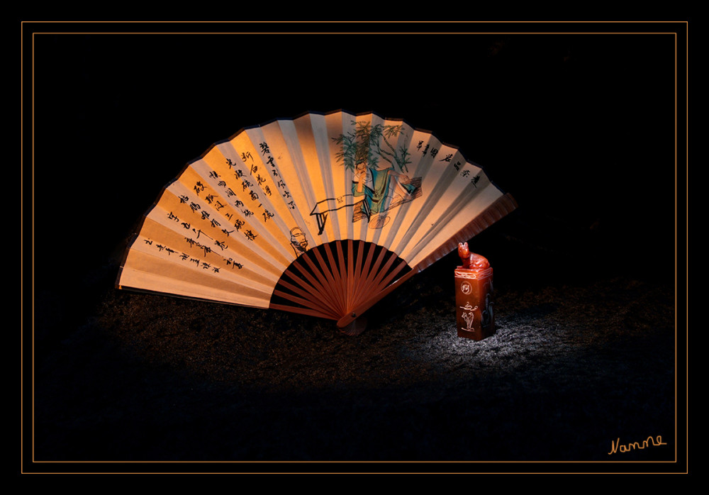 Chinesischer Fächer und Namensstempel
Lichtsetzung mit Taschenlampen
Schlüsselwörter: 2025