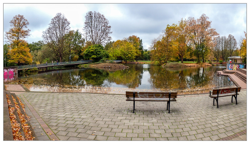 Volksgarten
30 Kilometer verschlungene Wege durch die Natur – der Düsseldorfer Südpark ist ein Publikumsmagnet. Der sogenannte Volksgarten ist für viele Besucher*innen der schönste Teil der 70 Hektar großen Anlage und zugleich ist er der älteste. lt.visitduesseldorf 
Schlüsselwörter: 2025