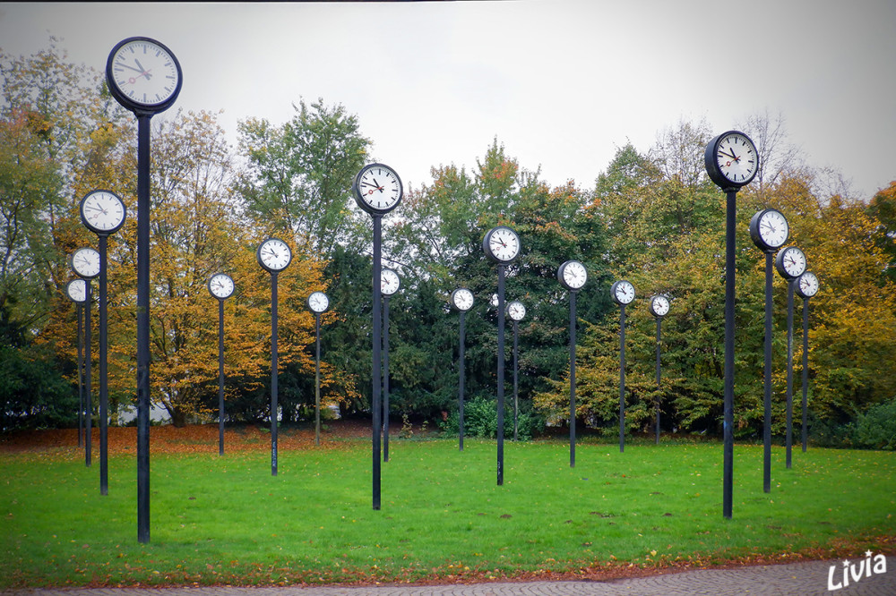 Zeitfeld
Anlässlich der Neugestaltung des Düsseldorfer Volksparks zur Landesgartenschau 1987 entstand Klaus Rinkes „Zeitfeld“, eine aus vierundzwanzig hoch aufragenden Bahnhofsuhren bestehende Installation. lt. skulptur
Schlüsselwörter: 2025