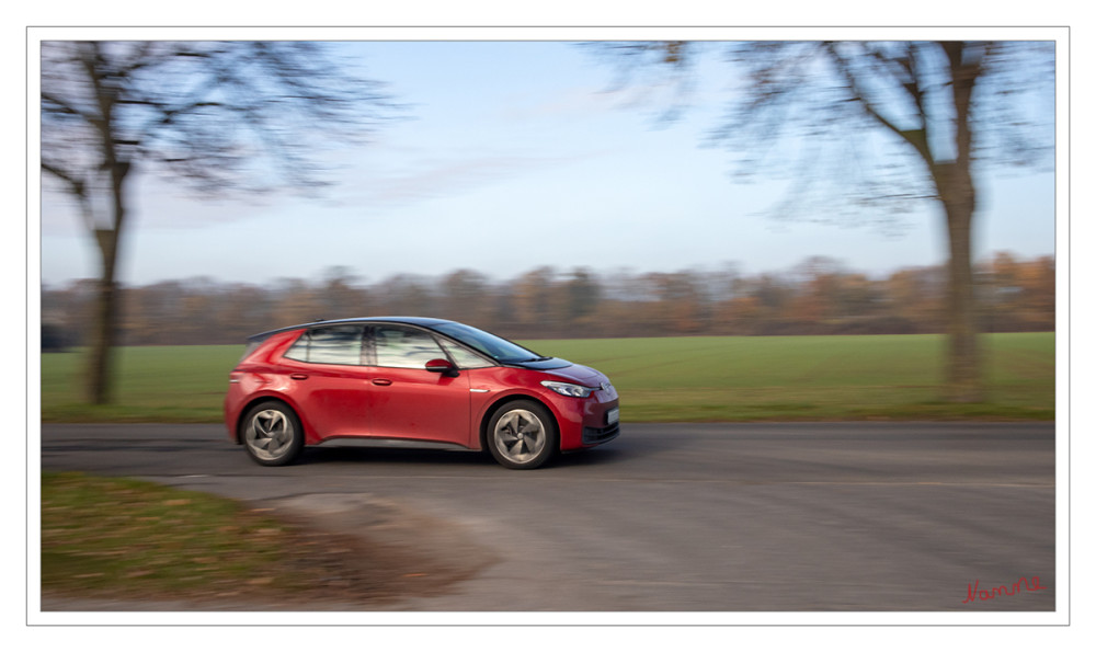 Mitzieher
Das Mitziehen ist im Gegensatz zum Verwackeln eine gezielt eingesetzte Technik, die der Kompensation technischer Unzulänglichkeiten dient, jedoch schon früh als bewusstes Gestaltungsmittel eingesetzt wurde, um hohe Geschwindigkeiten zu visualisieren. Die auf diese Weise gemachten Fotos werden auch als „Mitzieher“ oder „Mitwischer“ bezeichnet.
Durch dieses „natürliche“ Gestaltungsmittel kann die Bewegungsgeschwindigkeit des Objekts viel deutlicher zum Ausdruck kommen. lt. Wikipedia
Schlüsselwörter: 2025