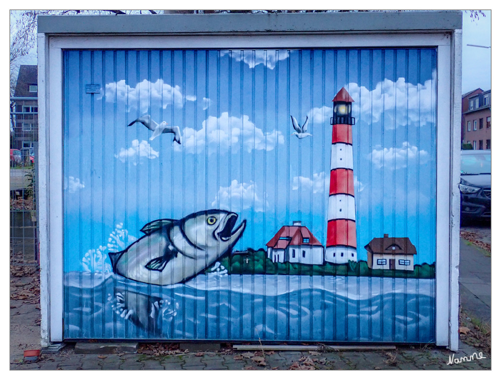 Graffitigarage
Graffiti (italienisch; Singular Graffito) steht heute als Sammelbegriff für thematisch und gestalterisch unterschiedliche sichtbare Elemente, zum Beispiel Bilder, Schriftzüge oder Zeichen, die mit verschiedenen Techniken auf Oberflächen oder durch deren Veränderung im privaten und öffentlichen Raum erstellt wurden. 
Ersteller von Graffiti, insbesondere wenn sie Sprühdosen verwenden, werden häufig Sprayer (englisch für Sprüher) genannt, bezeichnen sich selbst aber als Graffitikünstler. lt. Wikipedia
Schlüsselwörter: 2025