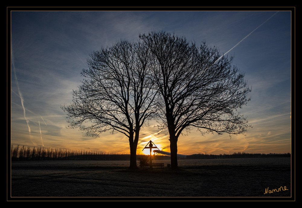 Sonnenaufgang im Dezember
Die Sonnenwende im Dezember (Wintersonnenwende) in Lage findet statt um 16:03 am Sonntag, 21. Dezember 2025. Dieser Tag ist 8 Stunden, 59 Minuten kürzer als der Tag der Sonnenwende Juni. In den meisten Regionen auf der Nordhalbkugel fällt der kürzeste Tag in diesen Zeitraum. lt. timeanddate
Schlüsselwörter: 2025