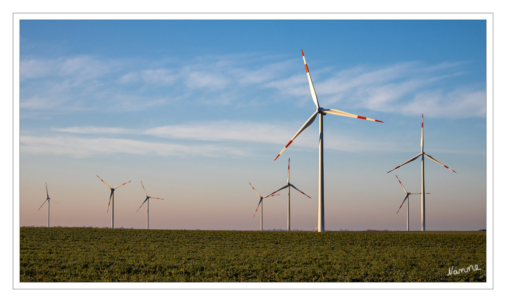 Blick auf Windräder
Der Windpark Neuss befindet sich bei Röckrath im Südwesten des Stadtgebietes von Neuss, nahe dem Buscherhof, und besteht aus vier Windenergieanlagen. Die Windkraft-Konzentrationszone liegt am äußersten Rand des Stadtgebietes an der Grenze zu Korschenbroich. Direkt angrenzend befindet sich der Windpark Korschenbroich-Süd. lt. Wikipedia
Schlüsselwörter: 2025