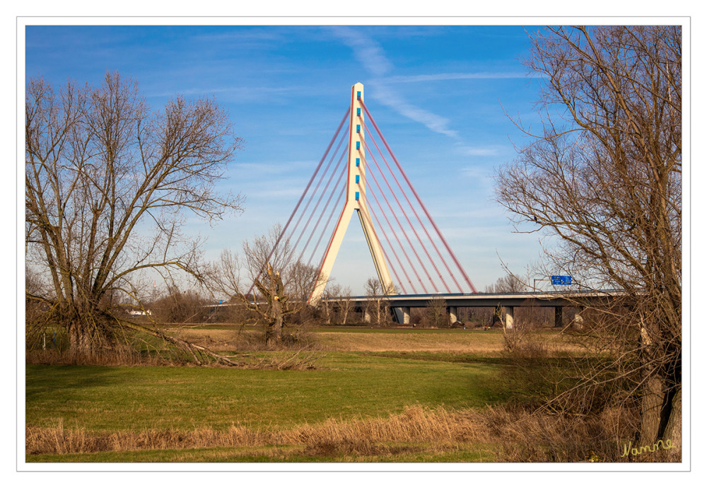 Fleher Brücke
Für die sanierungsbedürftige Fleher Rheinbrücke der A46 bei Düsseldorf wird in den nächsten Jahren ein Ersatz geplant. Das gesamte Projekt umfasst den Ersatzneubau der Fleher Brücke sowie die grundhafte Sanierung der A46 auf einer Strecke von vier Kilometern zwischen den Anschlussstellen Neuss-Uedesheim und Düsseldorf-Bilk. lt.autobahn
Schlüsselwörter: 2026