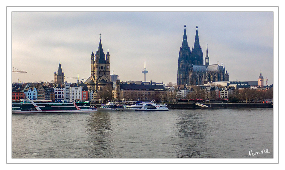 Groß St. Martin und Kölner Dom
Groß St. Martin ist eine der bedeutendsten romanischen Kirchen Kölns und zählt gemeinsam mit dem Dom und den übrigen elf großen romanischen Kirchen zu den herausragenden Wahrzeichen der Stadt. Das Kirchengebäude steht in der Altstadt nahe dem Rheinufer und ist eng mit Wohn- und Geschäftshäusern aus den 1970er und 1980er Jahren umbaut.  lt.Wikipedia
Schlüsselwörter: 2026