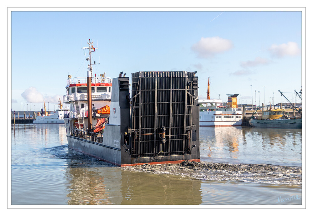 Die Leyhörn
Die Leyhörn erfüllt im Alltag überwiegend Transportaufgaben im Insel- und Küstenschutz. So wird das Schiff beispielsweise häufig für den Transport von Fahrzeugen für die Deichunterhaltung auf den ostfriesischen Inseln, aber auch für die Entsorgung der Müllcontainer eingesetzt. Da das Schiff trockenfallen kann, kann die Heckrampe auch unabhängig von Hafenanlagen genutzt werden. Der Einsatzradius des Schiffes beträgt 700 Seemeilen. laut Wikipedia
Schlüsselwörter: Nordsee