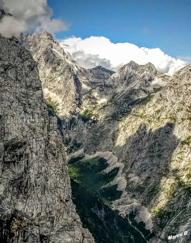 Blick ins Höllental
Links die Zugspitze
Schlüsselwörter: Bayern