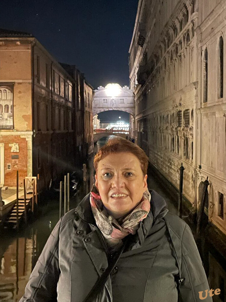 Impressionen aus Venedig
Die Seufzerbrücke ist eine Bautenverbindungsbrücke, die den Dogenpalast und die Prigioni nuove, das neue Gefängnis, in der italienischen Stadt Venedig verbindet und über den Rio di Palazzo, einen etwa acht Meter breiten Kanal, führt. laut Wikipedia
Schlüsselwörter: 2022