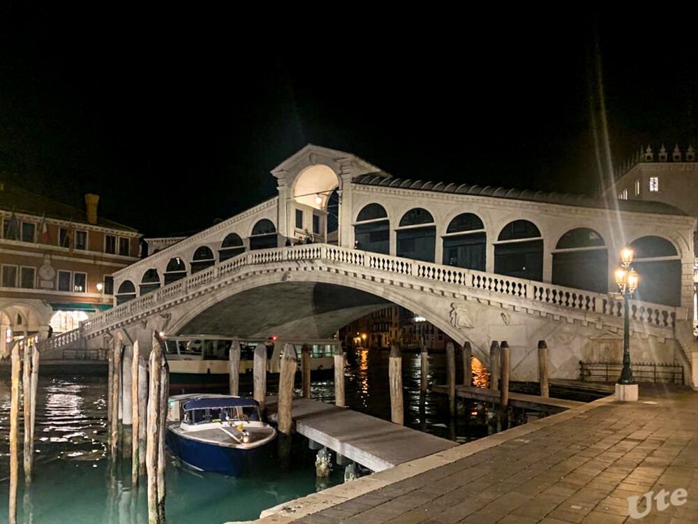 Impressionen aus Venedig
Die Rialtobrücke (italienisch Ponte di Rialto) in Venedig ist eines der bekanntesten Bauwerke der Stadt. Die Brücke führt über den Canal Grande und hat eine Länge von 48 m, eine Breite von 22 m und eine Durchfahrtshöhe von 7,50 m. laut Wikipedia
Schlüsselwörter: 2022