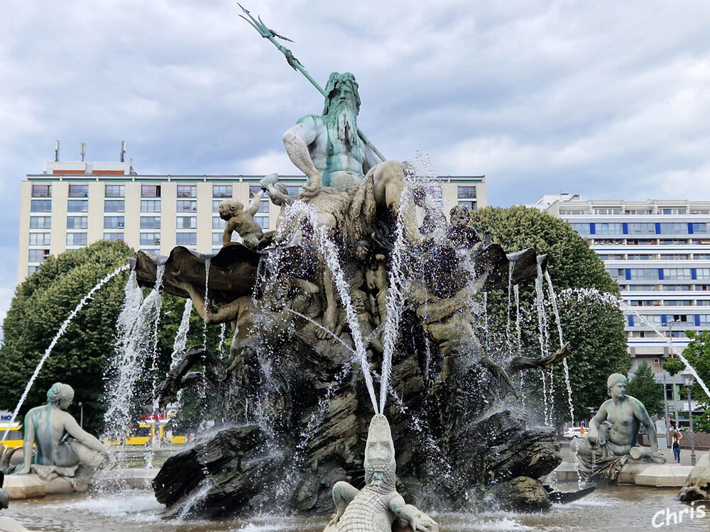 Neptunbrunnen
vor dem Roten Rathaus ist bei Berlinern unter den Namen "Forckenbecken" bekannt. Dieser Begriff passte gleich zweifach: zum einen hieß der damalige Bürgermeister Berlins Forckenbeck, zum anderen passt die Begrifflichkeit bestens zum Brunnen selbst, denn Neptun steht mit seinem Dreizack ist der Hand in einem Becken. Die vier Frauenfiguren zu seinen Füßen symbolisieren die Flüsse Elbe, Rhein, Oder und Weichsel. laut berlin
