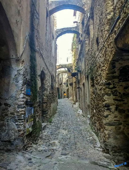 Bussana Vecchia
Typische Gasse im heutigen Bussana Vecchia. laut Wikipedia
Schlüsselwörter: Italien