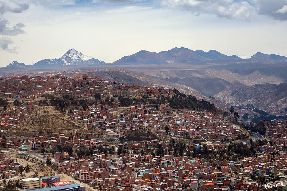 2 Bolivien La Paz  Seilbahn Ausblick
Der Huayna Potosí ist ein prominenter, vergletscherter Berggipfel mit einer Höhe von 6088 m in der Cordillera Real, 25 km nördlich vom bolivianischen Regierungssitz La Paz in den südamerikanischen Anden. laut Wikipedia
Schlüsselwörter: La Paz