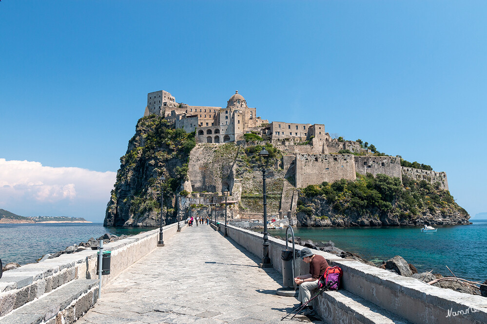 Castello Aragonese
Das Castello Aragonese ist eine Festung, die sich auf einer kleinen Felseninsel aus Trachyt an der Ostseite der Insel Ischia befindet. Sie ist durch eine gemauerte, 200 Meter lange Brücke mit dem alten Ort Borgo di Celsa verbunden, der heute mit dem Castello als Ortsteil Ponte der Gemeinde Ischia angehört.laut Wikipedia
Schlüsselwörter: Italien; Ischia