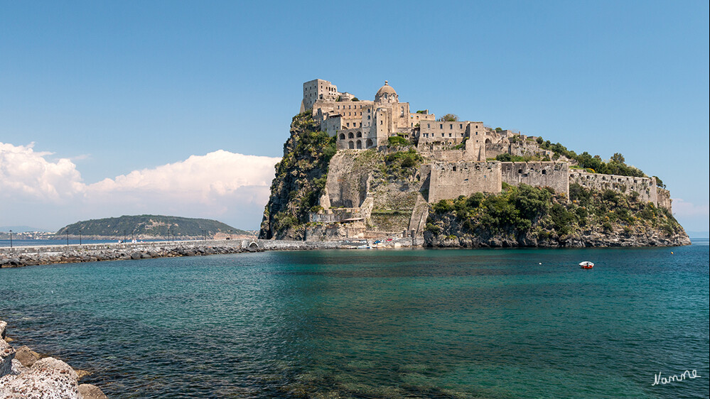 Castello Aragonese
Das Castello Aragonese ist eine Festung, die sich auf einer kleinen Felseninsel aus Trachyt an der Ostseite der Insel Ischia befindet. Sie ist durch eine gemauerte, 200 Meter lange Brücke mit dem alten Ort Borgo di Celsa verbunden, der heute mit dem Castello als Ortsteil Ponte der Gemeinde Ischia angehört.laut Wikipedia
Schlüsselwörter: Italien; Ischia