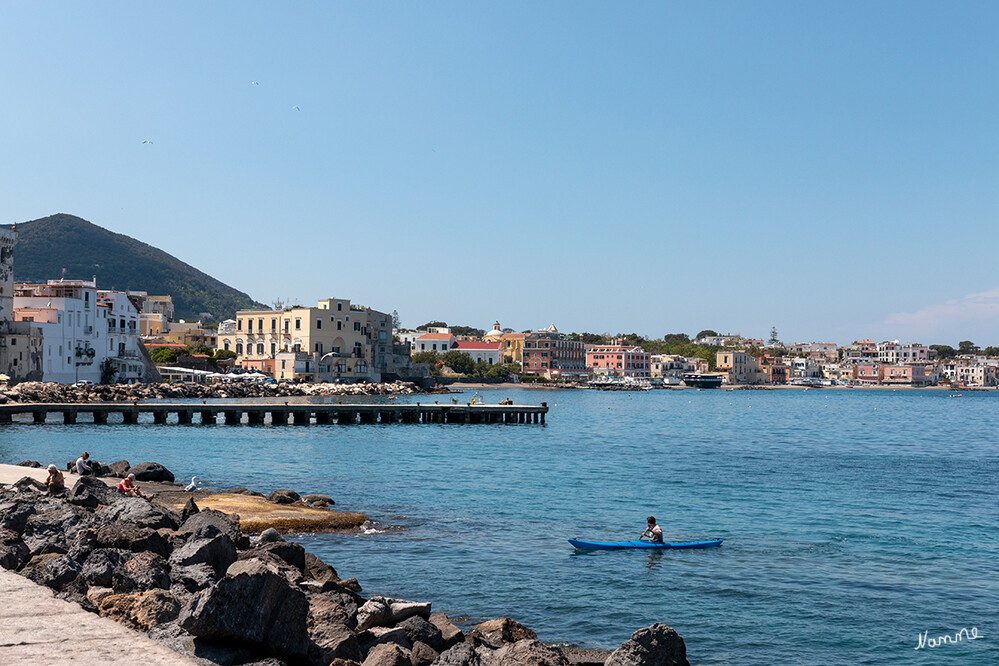 Blick Richtung Ponte
Als Ischia Ponte wegen der üppig wachsenden Maulbeerbäume noch „Borgo di Celsa” genannt wurde, war es hauptsächlich von Fischern und Seeleuten bewohnt, die aufgrund ihrer Arbeit im direkten Kontakt mit dem Meer sein mussten.
Schlüsselwörter: Italien; Ischia