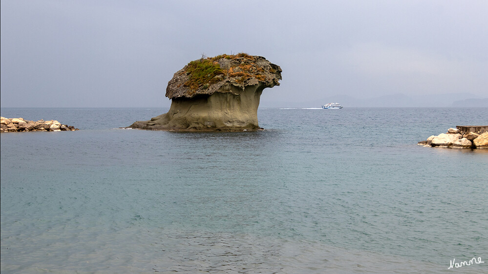 Fungo
Lacco Ameno ist eine italienische Gemeinde mit 8053 Einwohnern im Nordwesten der Insel Ischia im Golf von Neapel. Ein Wahrzeichen des Ortes ist ein Fels aus Tuffstein im Hafen. Lacco leitet sich wahrscheinlich vom griechischen Wort lakkos ab, was Stein bedeutet. laut Wikipedia
Schlüsselwörter: 2022