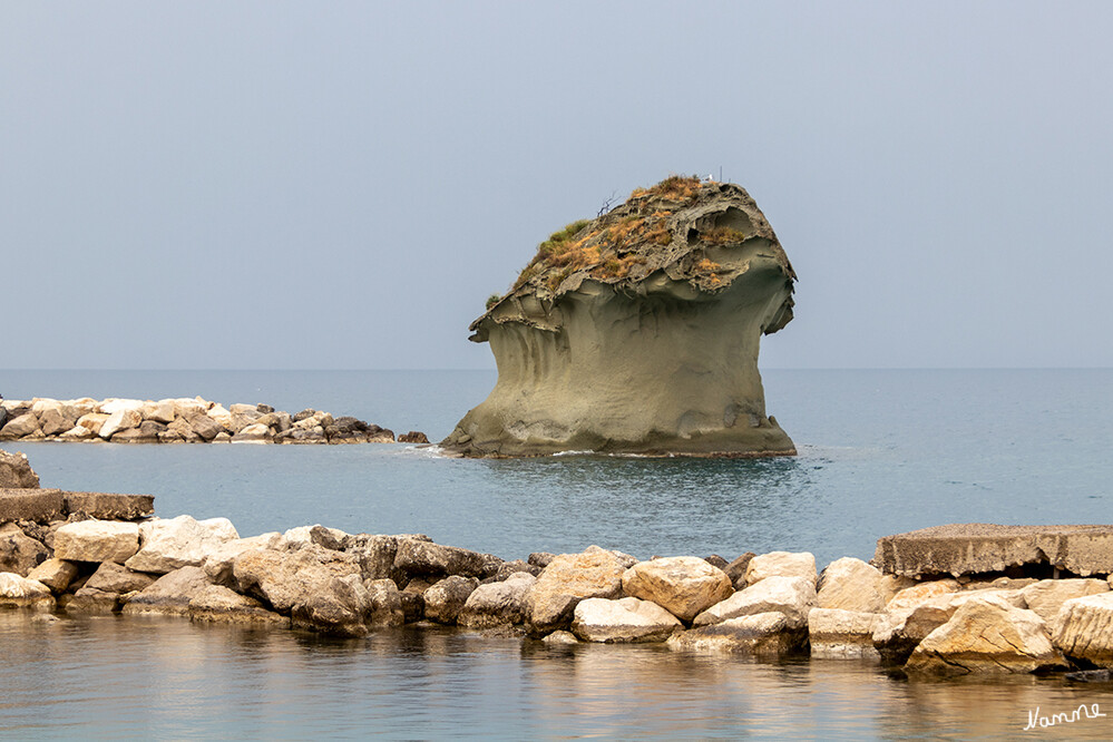 Fungo
Der Fungo ist ein Felsblock, der vor tausenden von Jahren durch eine Eruption, vom Epomeo bis ins Meer herunter geschleudert wurde. Das Wahrzeichen von Lacco Ameno wurde von Wind und Wetter zu einem Pilz geformt. laut ischia time
Schlüsselwörter: Italien; Ischia