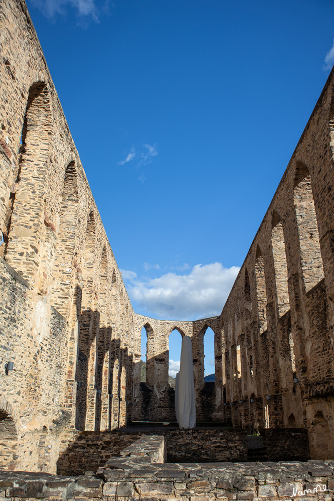 Kloster Stuben
Die Gründung des Stifts zu Beginn des 12. Jahrhunderts geht auf die Augustinerchorherren von Springiersbach zurück. Der Adlige Egelolf übergab Abt Richard I. von Springiersbach auf Wunsch seiner Tochter Gisela sein Burghaus, eine Kapelle und sonstige Besitzungen auf einer Landzunge bei Bremm zur Errichtung eines Klosters – eine Schenkung, die es diesem ermöglichte, eine Nikolauskirche errichten zu lassen. Stuben wird zuerst als ecclesia beati Nicolai de insula, um 1160 als sorores de Insula erwähnt. 1137 hatte sich hier ein großer Frauenkonvent niedergelassen.
Schlüsselwörter: Rheinland-Pfalz; 2026