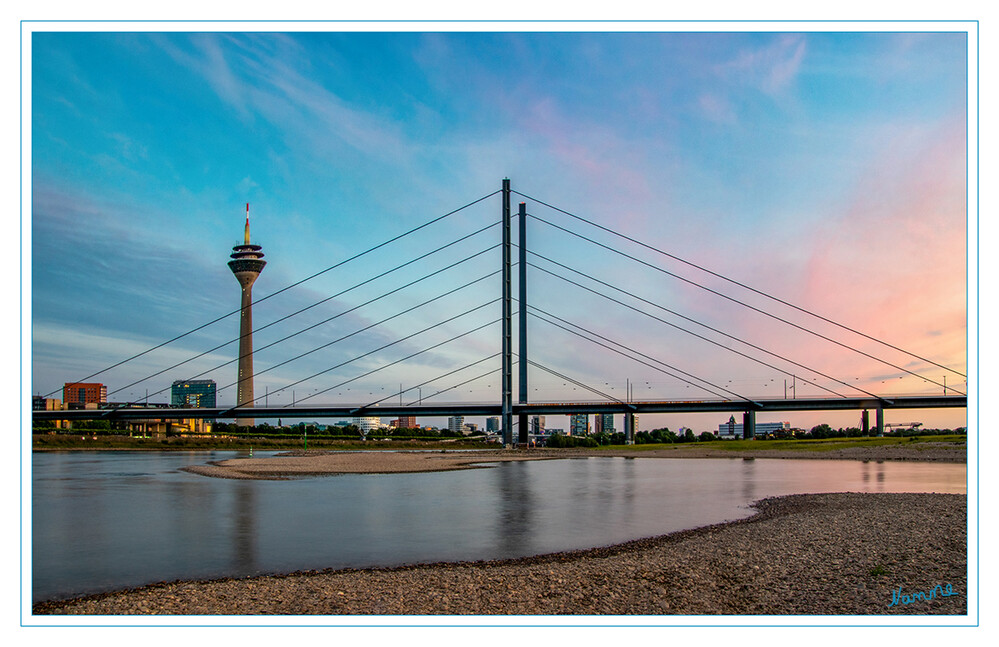 24 - Rheinkniebrücke
im Licht der untergehenden Sonne
2022
Schlüsselwörter: 2022
