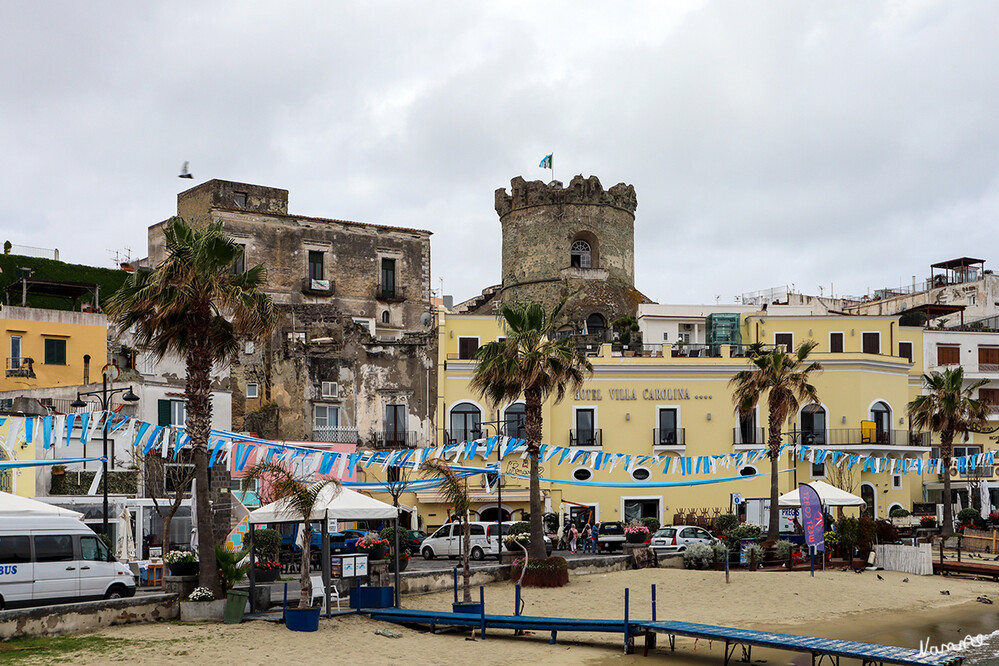 Forio
Der Torre Torone befindet sich in Forio, einer der sechs Gemeinden von Ischia, Neapel, und liegt an einem strategisch wichtigen Ort, der sich auf halbem Weg zwischen dem Meer und dem Stadtzentrum befindet. Der auf einem riesigen Lavastein errichtete Torre Torone überwacht den Hügel.
Er wurde im Jahr 1534 erbaut und diente als Wachturm zum Schutz vor barbarischen Invasionen von Piraten. Heute ist der Turm in Privatbesitz. laut Wikipedia
Schlüsselwörter: Italien