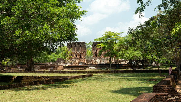 Polonnaruwa - Ruinen des Königspalastes
Reste eines ehemals prunkvollen Palastes aus der Regentenzeit Parakramabahus I (1153 – 1186). Heute sind lediglich die Gemäuer der ersten beiden Stockwerke eines sieben stöckigen Prunkbaus erhalten. Die großen Löcher zeugen von Traversen, die den Boden für das jeweilige Stockwerk bildeten. laut planative.net
Schlüsselwörter: Sri Lanka, Polonnurawa,