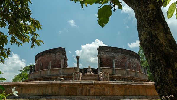 Polonnaruwa - Vatadage
Errichtet zum Schutz einer kleinen Stupa , hat der Tempel zwei Steinplattformen, die mit kunstvollen Steinschnitzereien verziert sind. Die untere Plattform wird durch einen einzigen Eingang mit Blick nach Norden betreten, während die zweite Plattform durch vier Türöffnungen zugänglich ist, die den vier Himmelsrichtungen zugewandt sind. Die obere Plattform, umgeben von einer Backsteinmauer, enthält die Stupa. Vier Buddhastatuen sitzen um ihn herum, jeder mit Blick auf einen der Eingänge. laut Wikipedia
Schlüsselwörter: Sri Lanka, Polonnurawa, Vatadage