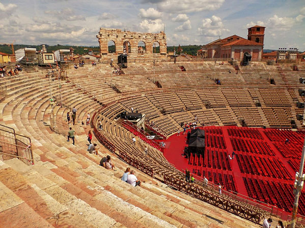 Veronaimpressionen
Heute sind nur noch vier Bögen des ehemals die Arena vollständig umfassenden Außenrings erhalten. Sie werden von den Veronesern „l'ala“ – der Flügel – genannt.
Damit war die Arena auf das heutige Maß von 138 m Länge und 109 m Breite verkleinert. 
Schlüsselwörter: Italien