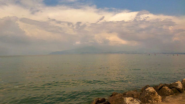 Am Gardasee
dunkle Wolken über Bardolino, in Peschiera und in Lugana scheint die Sonne
Schlüsselwörter: Italien