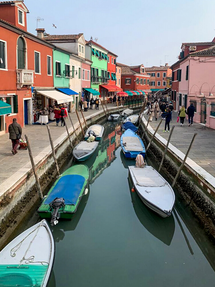 Burano
ist eine Insel in der nördlichen Lagune von Venedig. Sie wird täglich von vielen Touristen mit Wasserbussen (Fähren) besucht. Die Insel Burano ist vor allem für zwei Dinge bekannt. Bunte, farbenfrohe Häuser und Spitzen (Textilien). laut venedig-reiseinfo
Schlüsselwörter: Italien