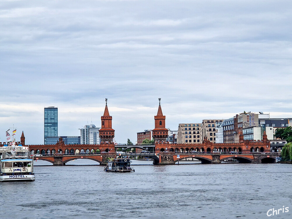 Spreerundfahrt
Ihre unterschiedlich gestalteten Turmspitzen tragen die Reliefs des Berliner Bären und des Brandenburgischen Adlers. Die Oberbaumbrücke gilt als einer der schönsten Brücken in Berlin. 
Schlüsselwörter: Berlin