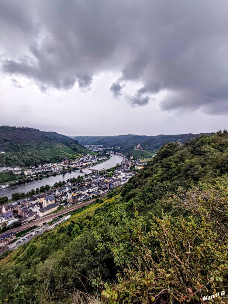 Cochem vom Pinnerberg
Die Regenwolken haben sich von hinten angeschlichen. Die Regenausrüstung hat den Test bestanden.
