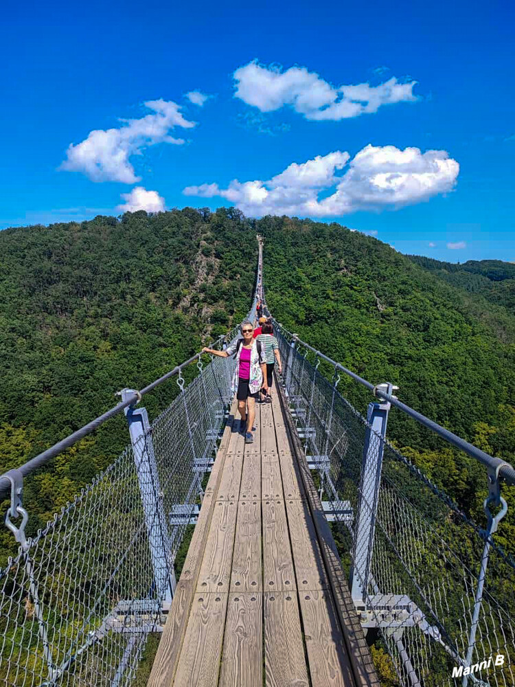 Geierlay Hängebrücke bei Mönsdorf
Die Hängeseilbrücke Geierlay (offizieller Name), oder kurz Geierlay, ist eine Fußgängerseilbrücke in Rheinland-Pfalz. Sie liegt im Hunsrück und überquert das Mörsdorfer Bachtal zwischen den Ortsgemeinden Mörsdorf (Rhein-Hunsrück-Kreis) und Sosberg (Landkreis Cochem-Zell). Mit 360 m Länge war sie bis 2017 die längste Hängeseilbrücke Deutschlands, danach ging dieser Rang an die Titan RT in Sachsen-Anhalt, welche im Harz an der Rappbode-Talsperre liegt. laut Wikipedia
