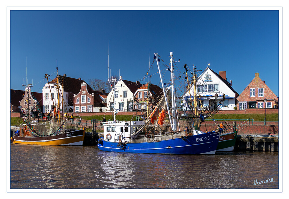 Greetsiel Kutterhafen
Bekannt für Greetsiel ist der malerische Kutterhafen mit seinen kleinen Giebelhäusern direkt am Siel
Schlüsselwörter: Nordsee