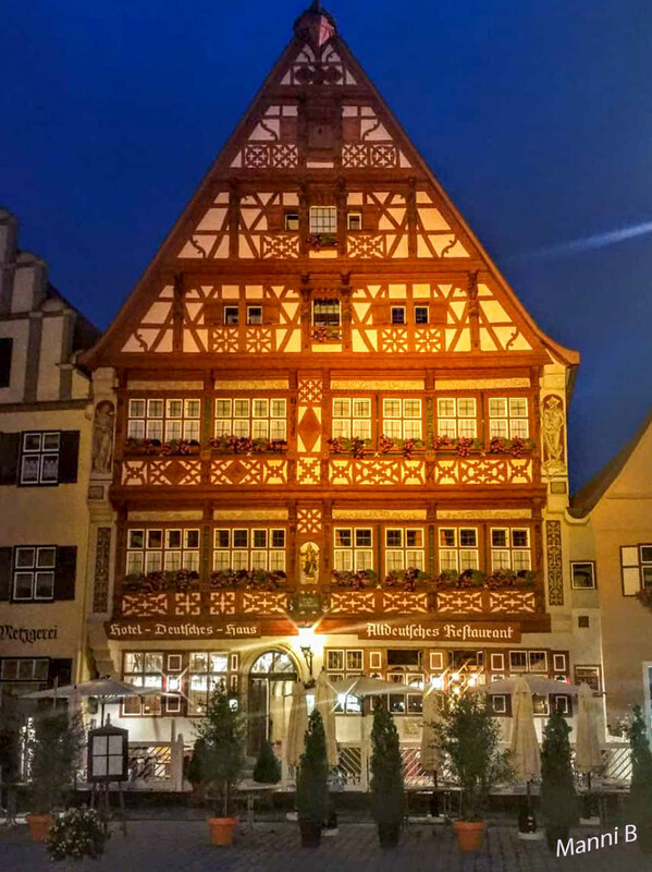Dinkelsbühl
Eines der wenigen Häuser die abends angeleuchtet werden.
Schlüsselwörter: Bayern
