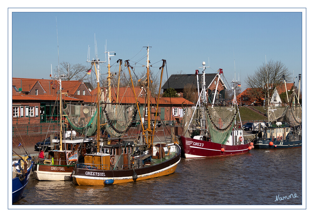 Greetsiel
Der über 600 Jahre alte Fischereihafen Greetsiel beheimatet 27 Krabbenkutter und damit die größte Kutterflotte Ostfrieslands.
Schlüsselwörter: Nordsee