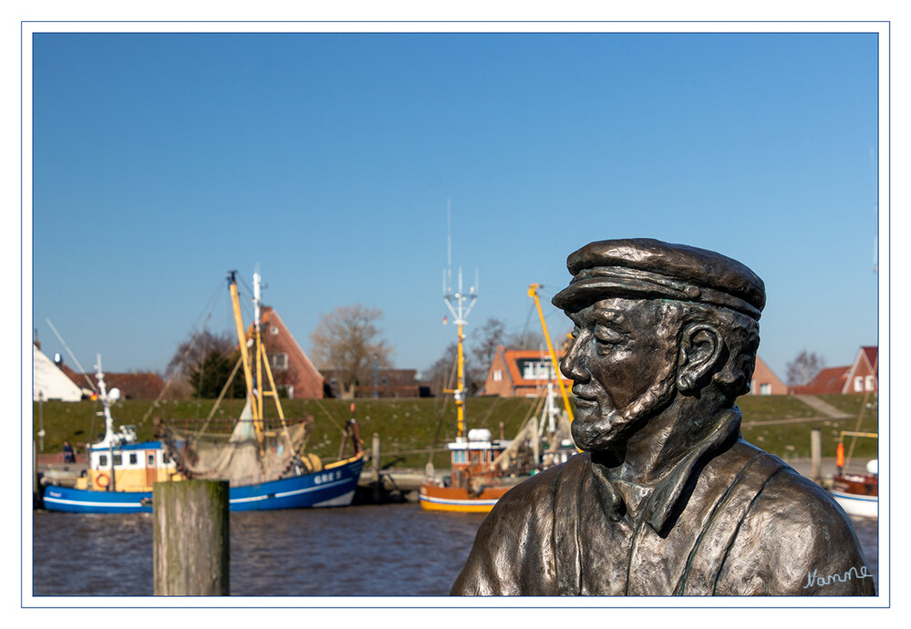 Skulptur Netzflicker
in Greetsiel
Strapaziert durch den täglichen Gebrauch werden kleiner Schäden am Netz umgehend nach der Fangfahrt repariert. Größere Schäden behebt der Netzflicker wie schon vor 100 Jahren auch heute noch mit Netznadel und Netzgarn in seinem Netzkeller oder auf dem Netzboden.
Bronzeskuoptur Hans-Christian Petersen
Schlüsselwörter: Nordsee