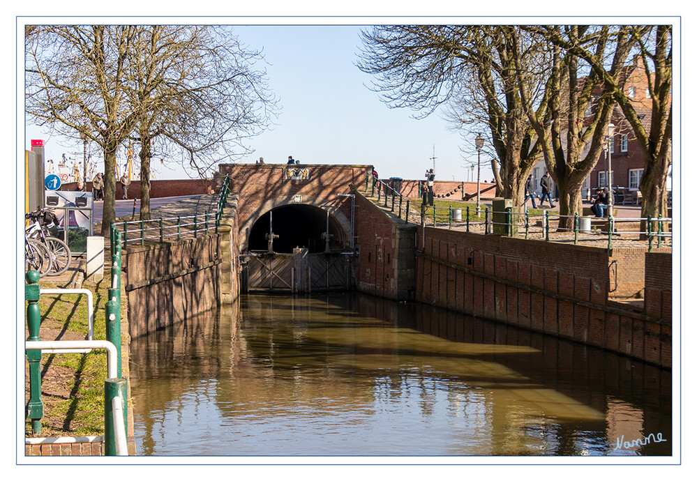 Altes Siel
Das Alte Greetsieler Sieltief ist ein Wasserlauf in den Gemeinden Krummhörn, Hinte und Wirdum im Landkreis Aurich in Ostfriesland. Es handelt sich dabei, wie bei den meisten Tiefs in der Region, um ein (großteils) künstlich angelegtes bzw. ausgebautes Gewässer. Wie der Name bereits andeutet, dient es der Entwässerung der nur wenig über bzw. teils auch unter Normalhöhennull Region durch ein Siel, in diesem Fall dasjenige in Greetsiel laut Wikipedia.
Schlüsselwörter: Nordsee