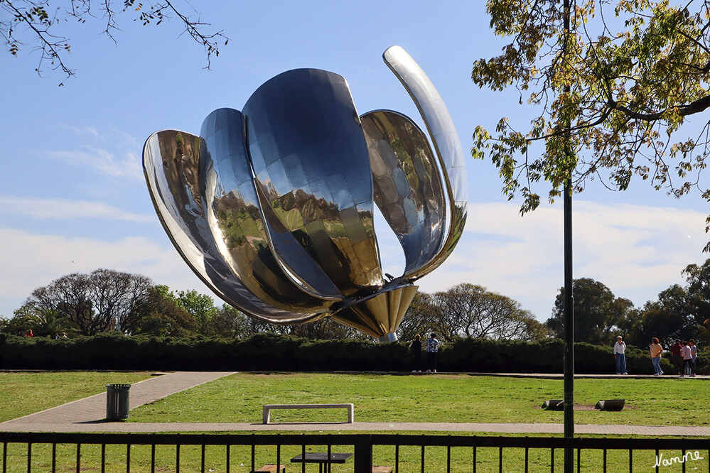3 Argentinien Buenos Aires Floralis Genérica
Eines der modernen Wahrzeichen von Buenos Aires ist sie stählerne Blume “Floralis Genérica”. Die Konstruktion wurde vom argentinischen Architekten Eduardo Catalano designt und der Stadt als Geschenk überlassen. Doch es ist nicht nur das Design, sondern auch die Technik, die die Blume so besonders macht . Theoretisch öffnet die Skulptur mit Sonnenaufgang ihre Blüten und schließt sie wieder zu Sonnenuntergang. Damit soll das Kunstwerk die Hoffnung auf die “tägliche Wiedergeburt” symbolisieren. laut imprintmytravel
Schlüsselwörter: Buenos Aires