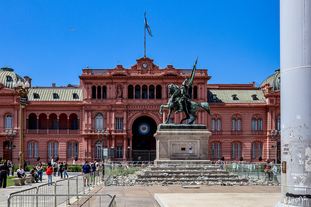 3 Argentinien Buenos Aires Plaza de Mayo
Die Casa Rosada (span. für Rosa Haus) ist der Palast des Präsidenten von Argentinien. Er befindet sich in der Hauptstadt Buenos Aires an der Ostseite der Plaza de Mayo im Stadtteil Montserrat. 
Der Palast wurde auf den Resten der alten Stadtbefestigung erbaut und häufig verändert. Casa Rosada ist der offizielle Sitz des amtierenden Präsidenten, wenngleich es als solcher nur mehr zu formellen Anlässen verwendet wird. laut Wikipedia
Schlüsselwörter: Buenos Aires