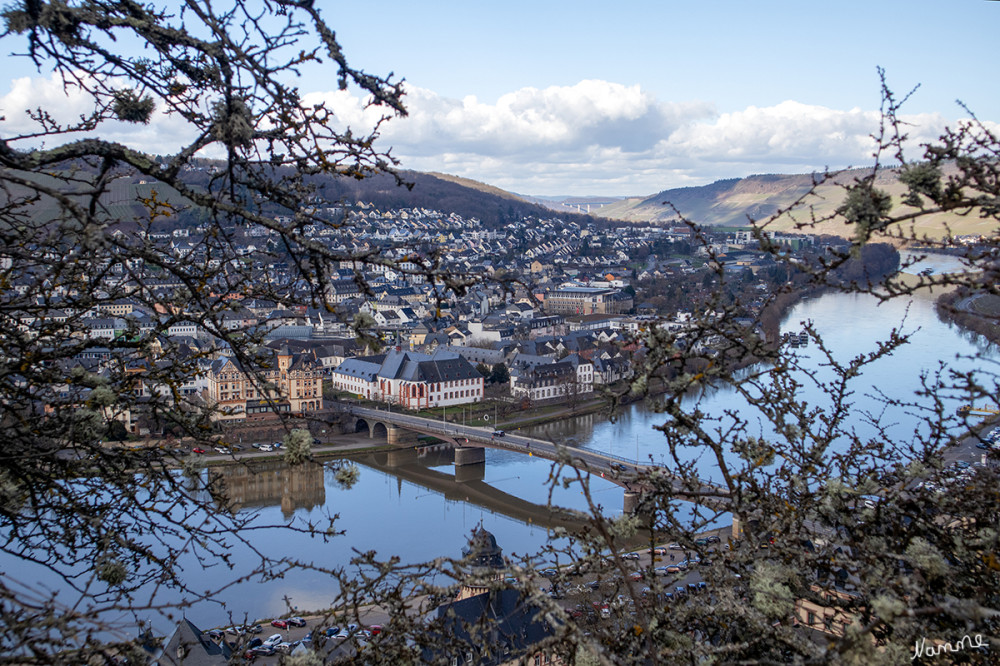 Moseltour - Bernkastel Kues
Die Moselbrücke Bernkastel-Kues erstreckt sich über den malerischen Fluss Mosel in der bezaubernden Stadt Bernkastel-Kues und ist ein Zeugnis für architektonische Genialität und historische Entwicklung. Diese moderne Brücke, die 1995 fertiggestellt wurde, ist nicht nur eine wichtige Verkehrsverbindung, sondern auch eine reizvolle Attraktion, die atemberaubende Ausblicke auf die umliegende Landschaft und das lebhafte Treiben in dieser charmanten deutschen Stadt bietet. lt. mycityhunt
Schlüsselwörter: Rheinland-Pfalz; 2026