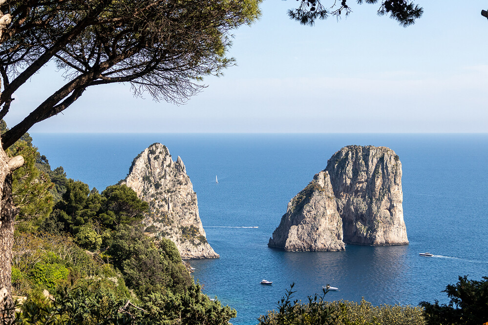 Capri Felsnadeln Faraglioni
Die Faraglioni im Mittelmeer vor den Küsten der italienischen Halbinsel sind überwiegend kegel- bis nadelförmige Felsformationen. Am bekanntesten sind wohl die vier Faraglioni vor der Insel Capri im Golf von Neapel, aber derartige Klippen finden sich auch andernorts westlich und östlich von Italien. Sie können aus Kalkstein – wie vor Capri – oder aus vulkanischem Material sein. laut Wikipedia
Schlüsselwörter: Italien; Capri