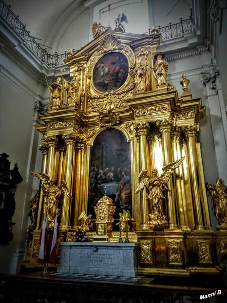 Warschauimpressionen
Altar
Die katholische Basilika des Heiligen Kreuzes (poln. Bazylika Świętego Krzyża) in Warschau ist eine katholische Basilika an der Krakauer Vorstadt an ihrem Südende und Übergang zur Neuen Welt. laut Wikipedia
Schlüsselwörter: Polen