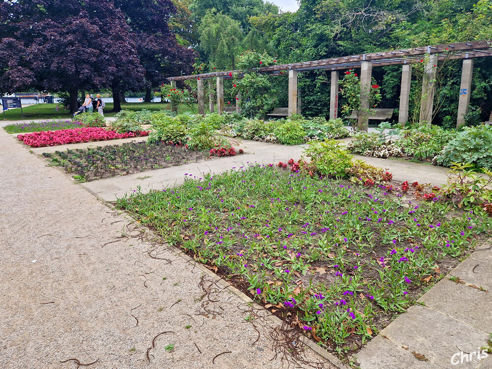 Treptower Park
Wegen seiner besonderen Mischung aus Flusslandschaft, riesigen Wiesen, beschaulichen Bereichen und lebhaften Lokalen ist der Treptower Park ein attraktives Ausflugsziel in Zentrumsnähe. Dank seiner Ausdehnung bietet der Park viel Platz für jede Form der Erholung. An sonnigen Wochenenden erobern Anwohner aus Kreuzberg, Neukölln und Friedrichshain den Volkspark. laut berlin
Schlüsselwörter: Berlin