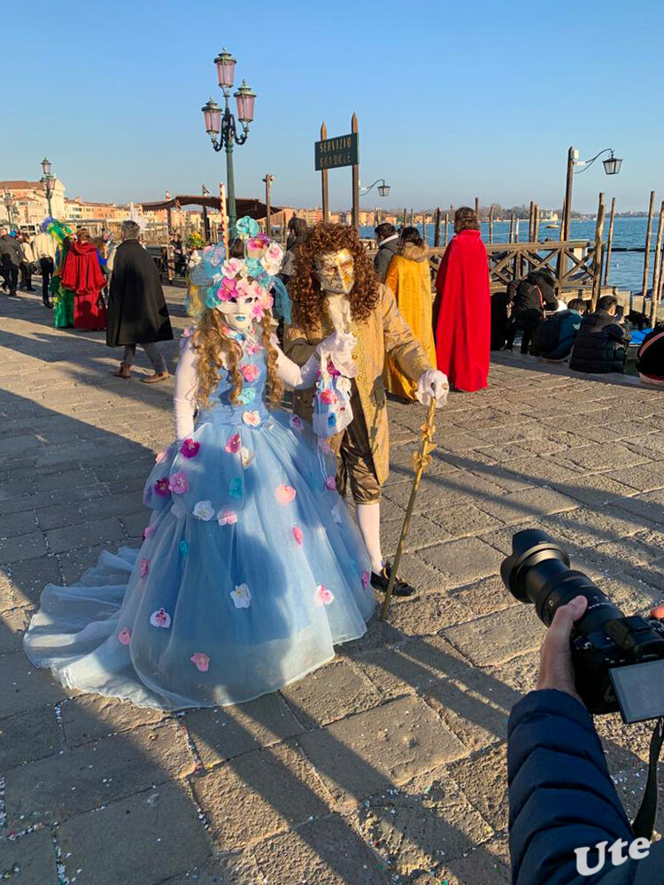 Karneval in Venedig
In der heutigen Zeit wird der Karneval offiziell 10 Tage vor Aschermittwoch an einem Sonntag eröffnet. Erste Festivitäten beginnen aber oft bereits eine Woche zuvor. laut Wikipedia
Schlüsselwörter: 2023; Italien