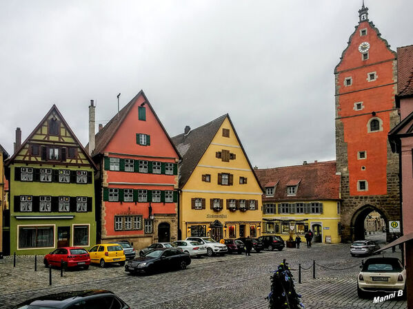 Dinkelsbühl
rechts das Wörnitztor 
Die ehemalige Reichsstadt ist aufgrund des besonders gut erhaltenen spätmittelalterlichen Stadtbildes ein bedeutender Tourismusort an der Romantischen Straße. Seit 1998 ist Dinkelsbühl Große Kreisstadt. laut Wikipedia
Schlüsselwörter: Dinkelsbühl