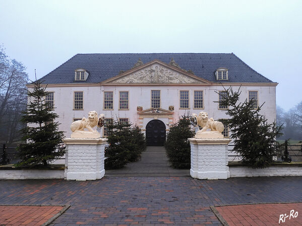 Wasserschloss Dornum
Im Mittelalter der Regierungssitz der Häuptlinge.
Die ursprüngliche Norderburg wurde 1397 zerstört. Ein zweites Mal 1514. 1698 im Stile eines barocken Wasserschlosses wieder aufgebaut.  (lt. Norderland/Landtour)
Schlüsselwörter: Nordsee;