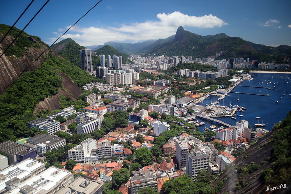 4 Brasilien - Mit der Seilbahn hoch zum Zuckerhut
Blick zu dem mehr als fünf Kilometer entfernten Cristo Redentor auf dem Corcovado. 
Schlüsselwörter: Rio de Janeiro